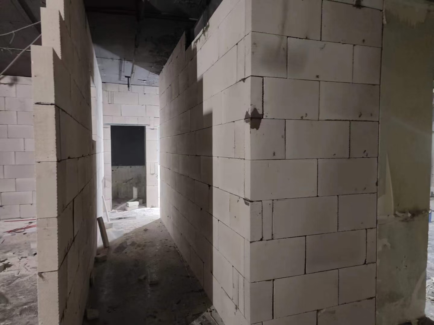 办公楼轻质砖隔墙施工场景