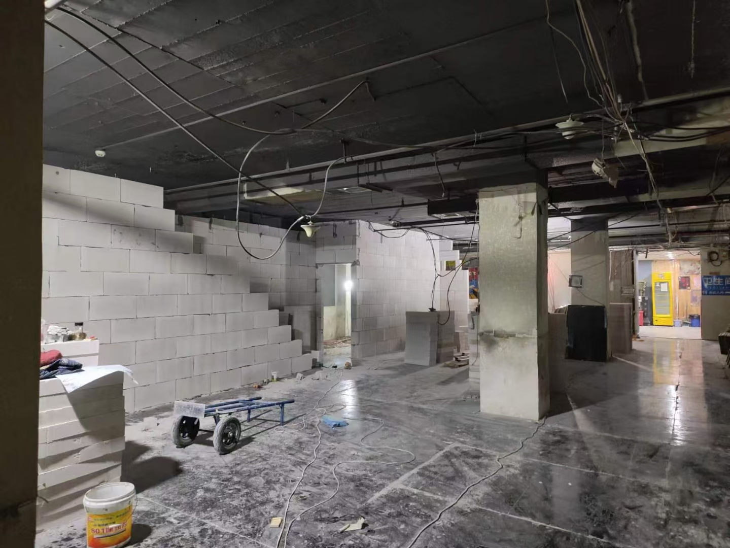 厂房轻质砖隔墙施工场景